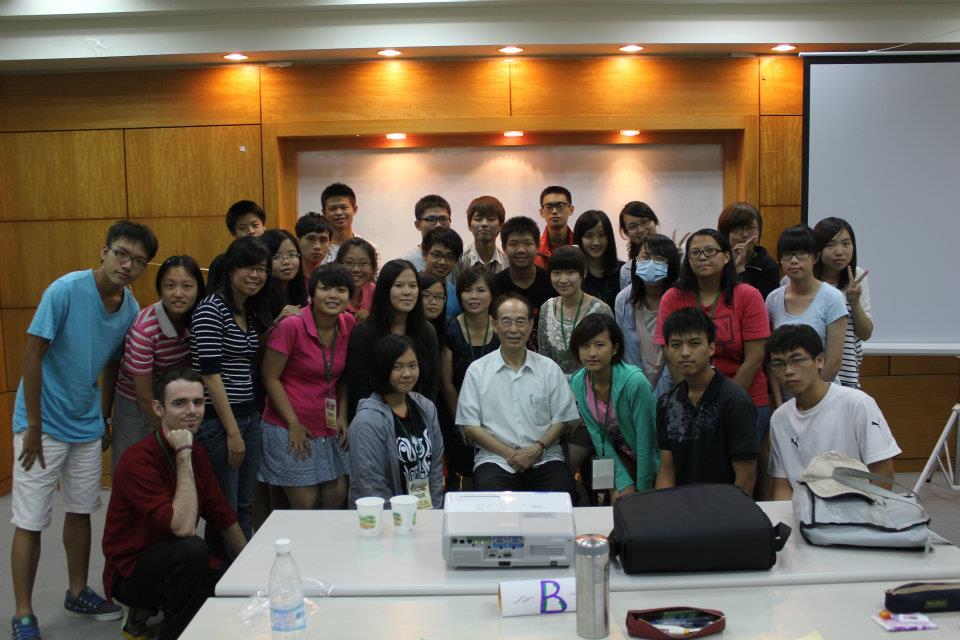 台中梯次~與本會執行長、李喬老師於維他露基金會合影