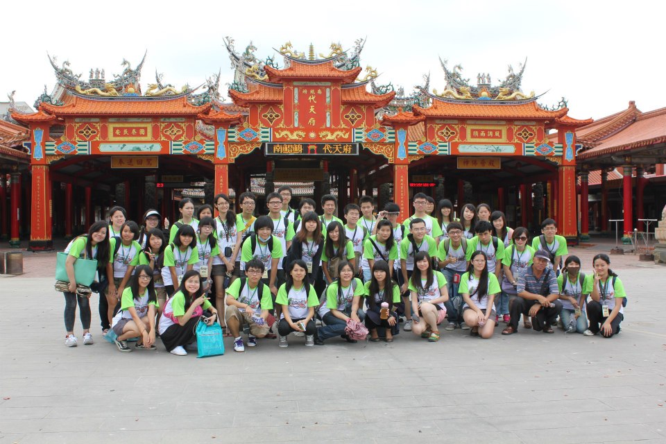 台南梯次鹽鄉之旅~與本會執行長、黃文博老師、許獻平老師妤南鯤鯓代天府前大合影